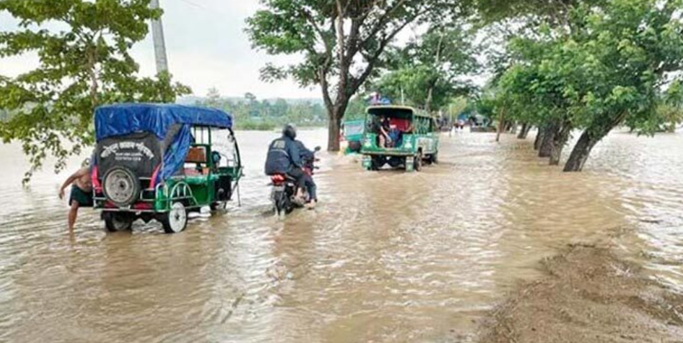 বন্যা, সাজেকে আটকা ৪০০ পর্যটক